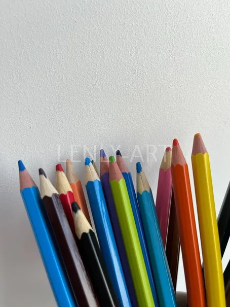 Разноцветные карандаши на белом фоне
