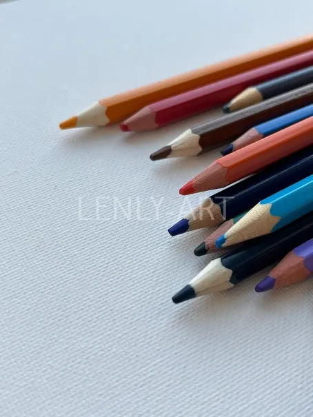 Радужные карандаши на холсте