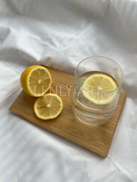 Лимон в стакане