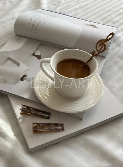 Кофе в чашке, стоящее на журналах #391
