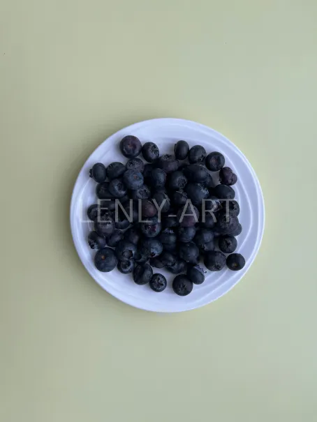 Черные ягоды на тарелке #456