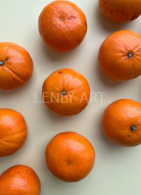 Оранжевые апельсины лежат на сером столе несколько штук равномерно #465