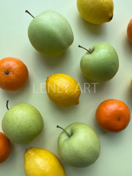 Яблоки лимоны мандарины на зеленом фоне #478