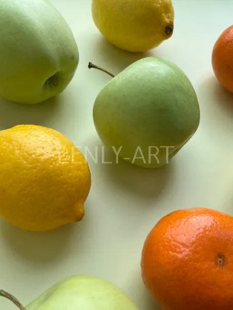 Яблоки лимоны на зеленом фоне крупным планом