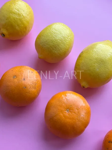 Яблоки лимоны на сиреневом фоне