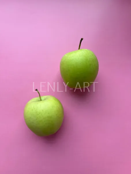 Два яблока на сиреневом фоне