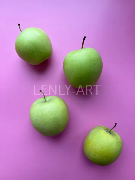 Четыре яблока на сиреневом фоне