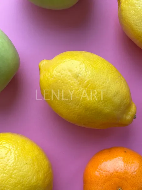 Лимоны мандарины на сиреневом фоне крупным планом