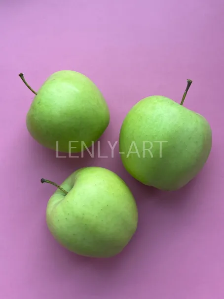 Три яблока на сиреневом фоне