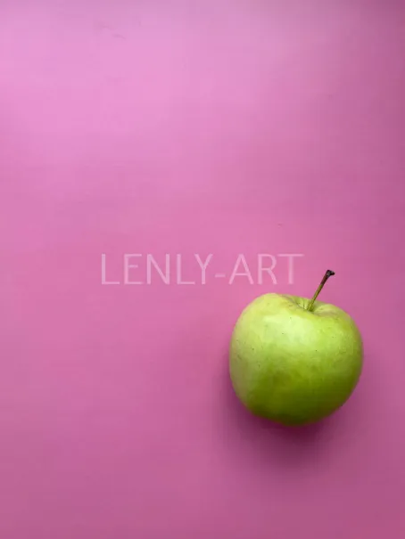 Одно яблоко на розовом фоне #499