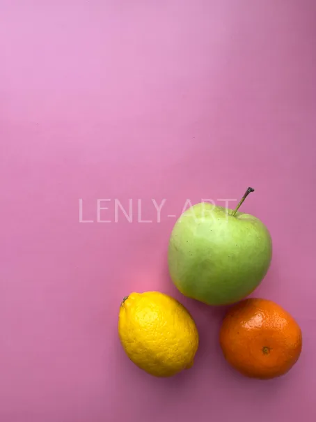 Яблоко лимон мандарин на розовом фоне #502