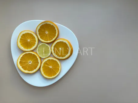 Дольки лимона и апельсина на тарелке на сером фоне #526