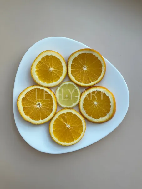 Дольки лимона и апельсина на тарелке на сером фоне крупным планом #527