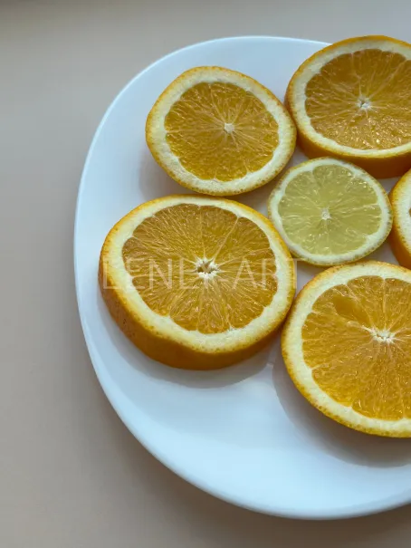 Дольки лимона и апельсина на тарелке на сером фоне крупным планом #528