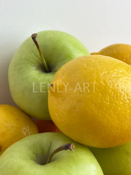 Зеленые яблоки и лимон на сером фоне #530