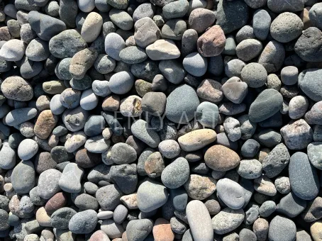 Галечный пляж с красивыми камнями #582