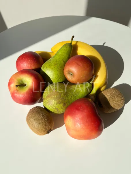 Яркие фрукты на белом столе #625