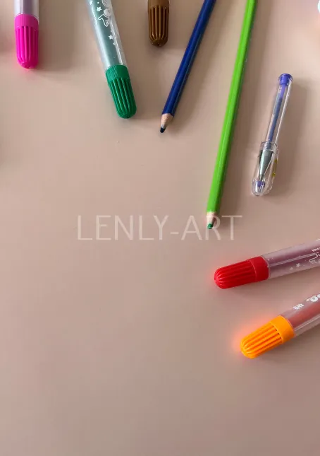 Фломастеры, ручки и карандаши на розовом #739