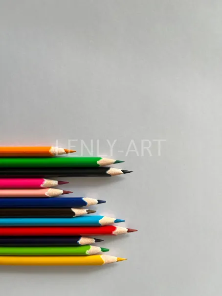 Яркие карандаши на светлом фоне #743