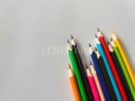 Серый фон с цветными карандашами #744