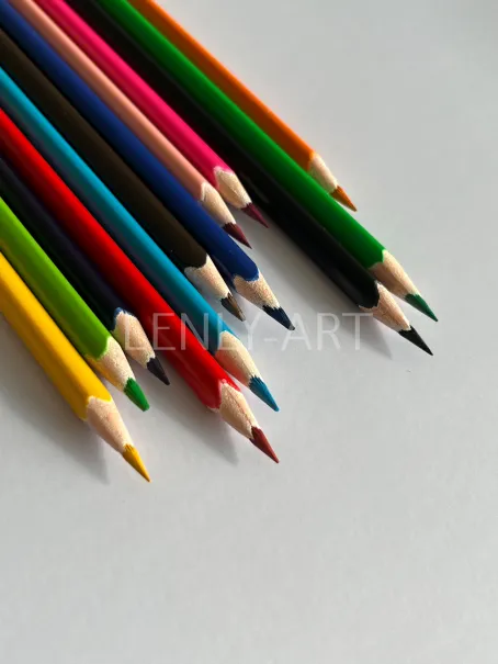 Цветные карандаши на сером фоне #696