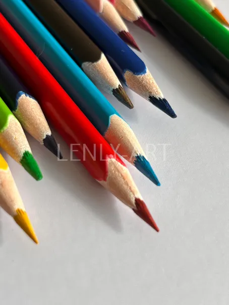 Яркие карандаши на светлом фоне #697