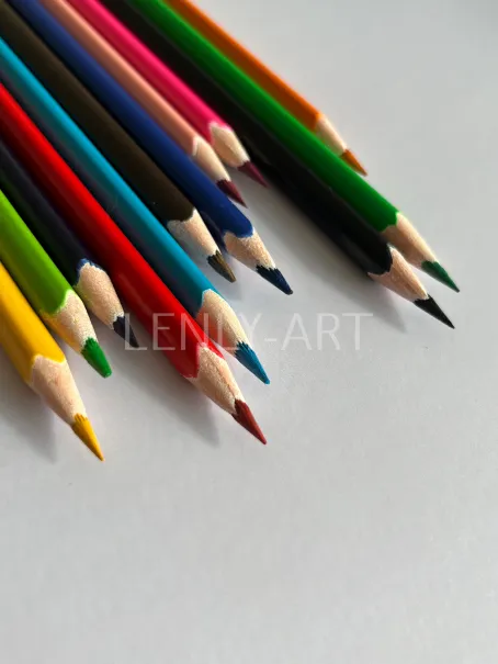 Цветные карандаши на сером столе #746