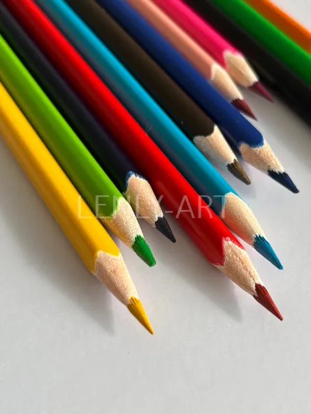 Яркие карандаши на столе #747