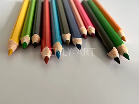 Цветные карандаши на столе #699