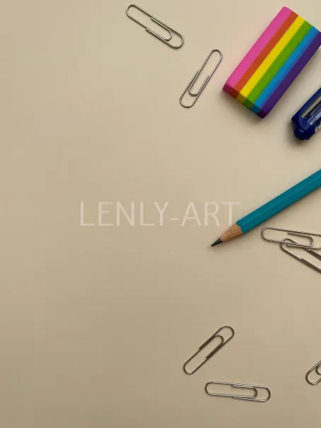 Бежевый однотонный фон ручка, скрепки и карандаш #891