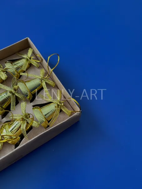 Золотые колокольчики в коробке синий фон #947